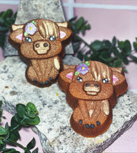 Load image into Gallery viewer, Ellie Highland Cow Bath Bomb