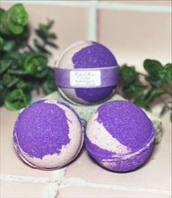 Load image into Gallery viewer, Grape Hubba Bubba Bath Bomb