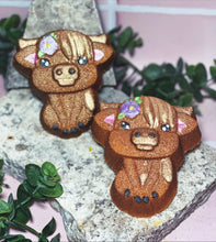 Load image into Gallery viewer, Ellie Highland Cow Bath Bomb
